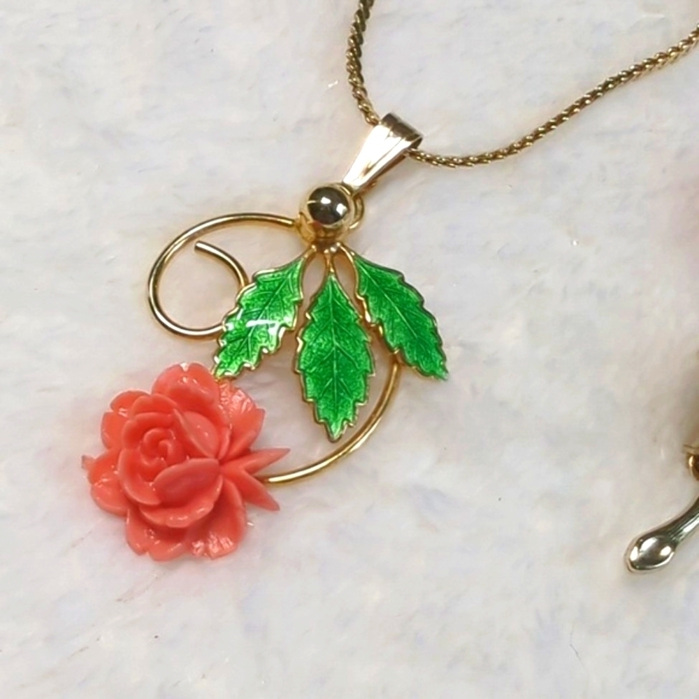 Vintage 70's Coral Resin & Enamel Floral Pendant, Brooche and Pierced Earrings - Picture 4 of 12